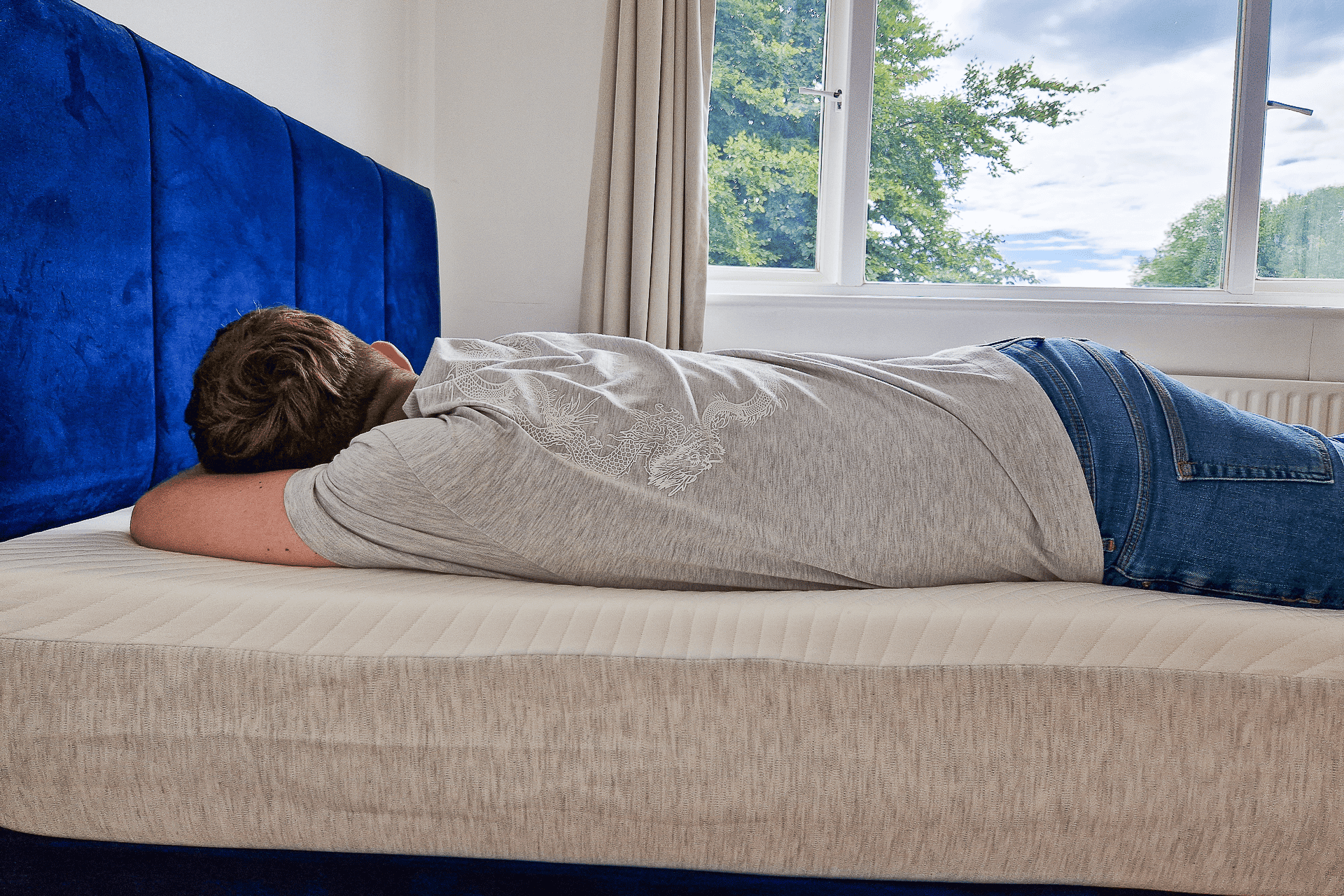 Mann in Bauchlage auf der Hypnia Hybrid Original Matratze